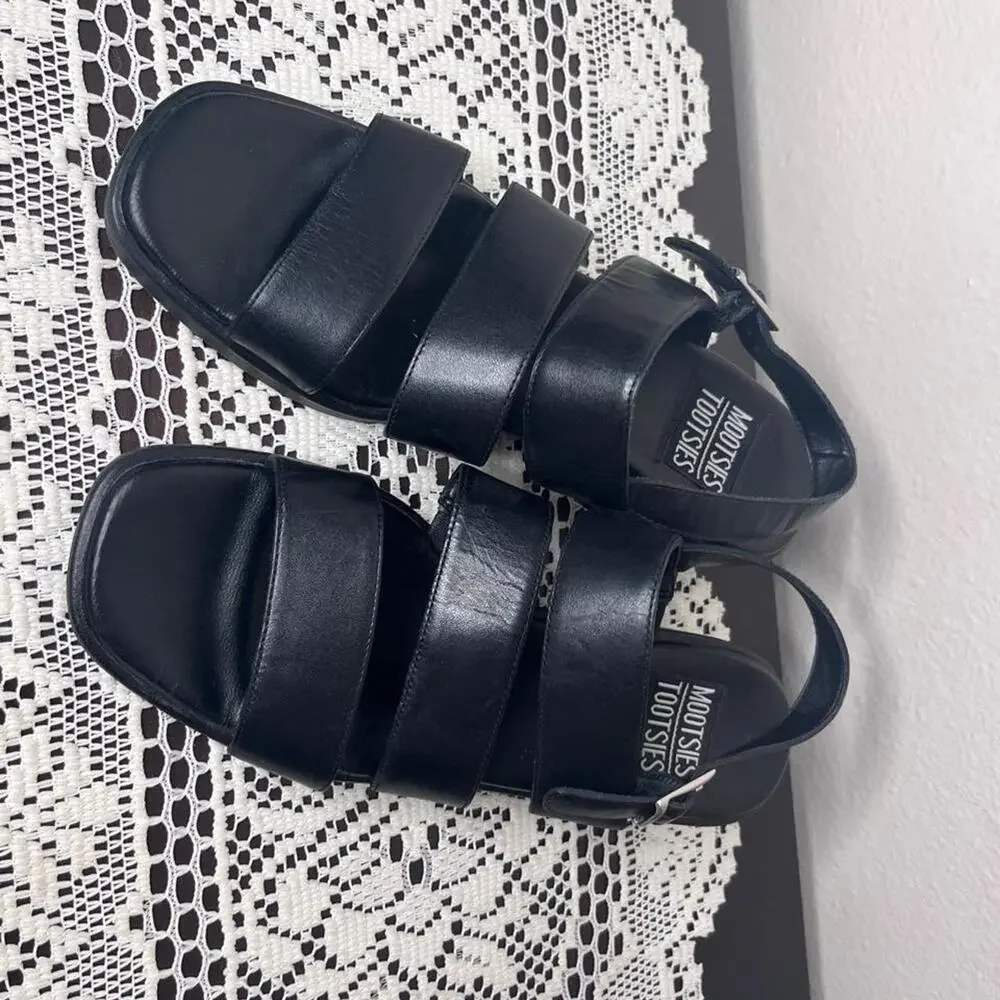 Mootsies tootsies black leather sandals